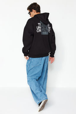 TRENDYOL MAN Siyah %100 Pamuk Oversize/Genis Kesim Kapusonlu Uzun Kol S?rt Yaz? Bask?l? Sweatshirt TMNAW24SW00220