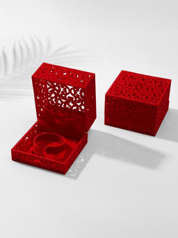 Футляр бархатный под браслет Куб резной, 10?10 см, красный