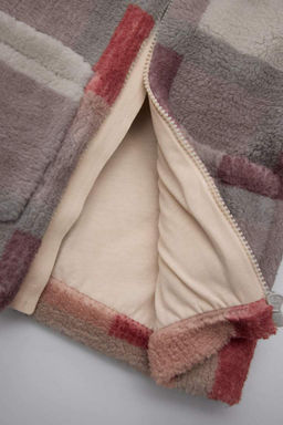 Плюшевый кардиган Welsoft с квадратным узором и воротником-рубашкой для маленьких девочек - Defacto фото 4