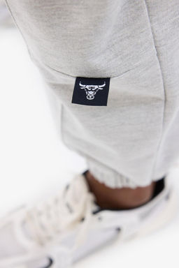 DeFactoFit Джоггеры NBA Chicago Bulls с двойными карманами и эластичной резинкой на талии Спортивные штаны стандартного размера  фото 20
