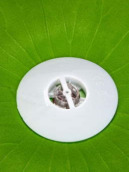 Садовый светильник для водоемов 28 х 28 х 9 см на солнечной бат-е "Лотос" красный N008