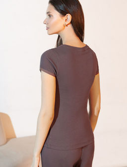 Футболка с круглым вырезом из фактурного трикотажа в рубчик