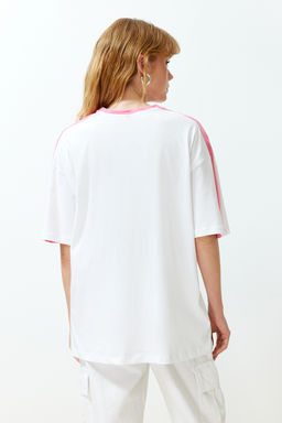 Beyaz %100 Kal?n Pamuklu Renk Bloklu Sloganl? Oversize/Genis Kal?p Orme T-Shirt TWOSS24TS00132