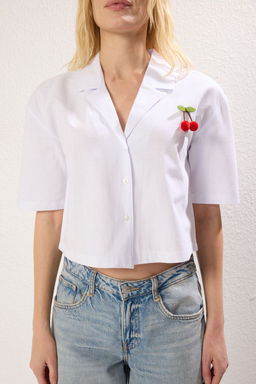 TRENDYOLMILLA Beyaz Aksesuar Kiraz Detayl? Regular Normal Kal?p K?sa Kol Dokuma Gomlek TWOSS25GO00078  фото 4