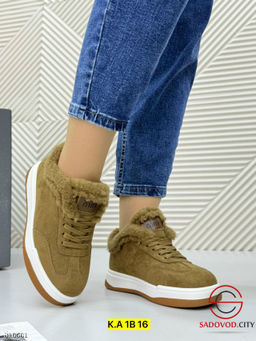 Кеды выполнены из замша