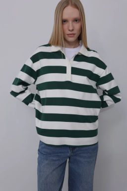 Блузка-поло в широкую горизонтальную бело-зеленую полоску