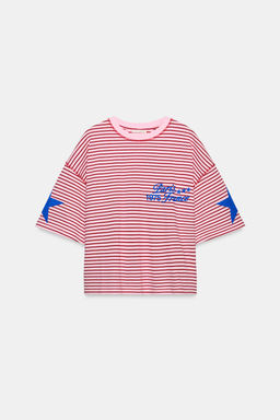 CAMISETA RAYAS TEXTO ESTRELLAS / Rosa
