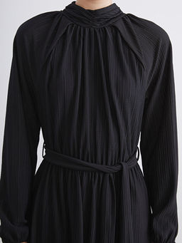 Dik Yaka Dokulu Elbise