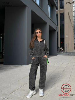 Тёплый, плотный спортивный костюм, без начёса