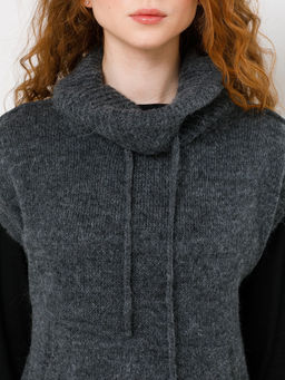 Жилет вязаный