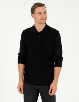 Черный свитер классического кроя