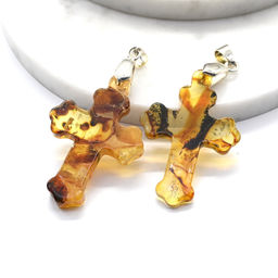 Крестик нательный из натурального янтаря 28*40мм цв.коньячный Радуга камня