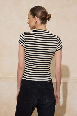 Siyah Cizgili Fitted/Vucuda Oturan Dik Yaka K?sa Kollu Yumusak Orme Bluz TWOSS26BZ00079