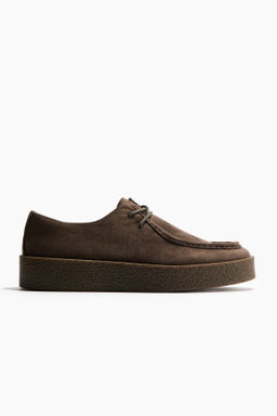 Zapatos con costura de mocas?n