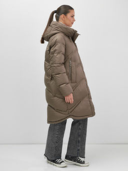 Пальто зимнее утепленное с капюшоном женское коричневого цвета 7747K - Visdeer фото 4