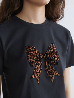 Bisiklet Yaka Fiyonk Bask?l? Kad?n Ti??rt