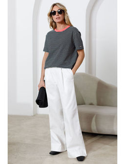 Широкие джинсы с поясом на резинке и с защипами из облегченного денима