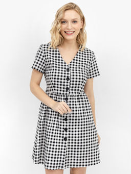 Платье женское на пуговицах с коротким рукавом в черно-белую клетку черно -белая клетка 152388