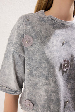 Trendyolmilla Gri Y?kamal? Cicekli Relaxed/Rahat Kal?p Crop Orme T-Shirt TWOSS25TS00131 фото 3