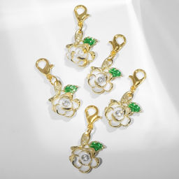 Цена за 5 шт. Шарм для браслета на карабине «Цветок. Роза с завитком», зелёно-белый в золоте