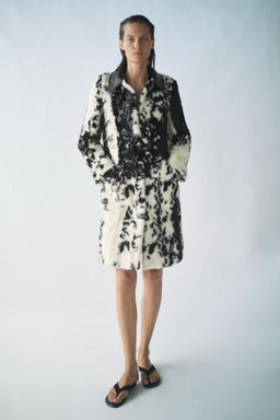 ABRIGO ESTAMPADO ANIMAL - THE ITEM ZARA WOMAN / Negro / Blanco