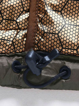 Куртка женская удлинённая стёганая с капюшоном и графеновой подкладкой цвета хаки 9628_1Kh