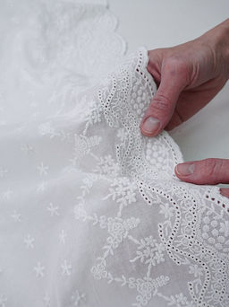 Шитье "Цветочки с ажурной каймой" цв.молочно-белый, ш.1.33м, хлопок-100%, батист, 80гр/м.кв