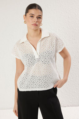 Beyaz Brode Detayl? Relaxed/Rahat Kal?p Polo Yaka K?sa Kol Orme Bluz TWOSS25BZ00071