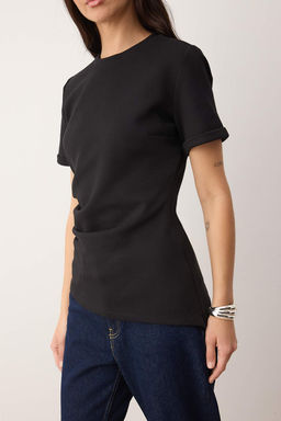 Trendyol Studio Collection Siyah Bisiklet Yaka Asimetrik Vucuda Oturan Orme T-Shirt TWOAW26TS00023