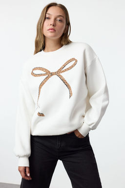 TRENDYOLMILLA Ekru Bask?l? Oversize/Genis Kal?p Bisiklet Yaka Kal?n Ici Polarl? Orme Sweatshirt TWOAW25SW00135