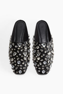 Mules con detalles decorativos