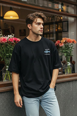 Siyah Oversize/Geni_ Kesim %100 Pamuklu Kadife Doku Bask_l_ T-Shirt TMNSS22TS0318