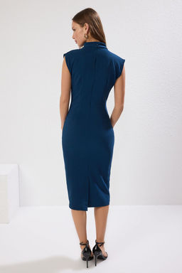 TRENDYOLMILLA Bordo Vucuda Oturan Dik Yaka Midi Kalem Etek Dokuma Elbise TWOAW20EL0311  фото 4