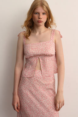 Топ с декоративными бантами