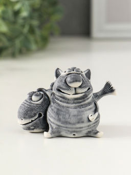 Сувенир "Кот с большой рыбиной" 4,8 см