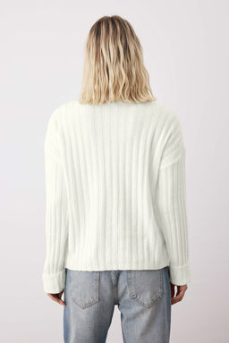 Ekru Genis Kal?p Yumusak Dokulu Dik Yaka Triko Kazak TWOAW21KZ0783