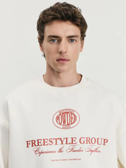 Толстовка с принтом на груди / Zarina