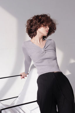 12240 Лонгслив с драпировкой серый