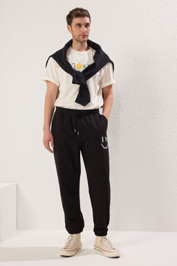 TRENDYOL MAN Siyah Oversize/Genis Kesim Lastik Paca Gulen Yuz Bask?l? Jogger Esofman Alt? TMNSS22EA0119 - Trendyolmilla фото 2