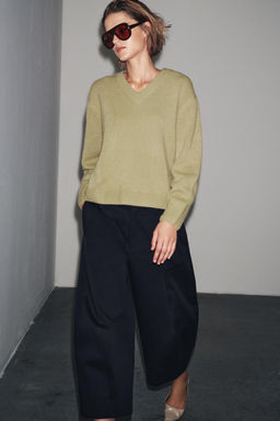 100% WOOL KNIT BASIC V-NECK SWEATER