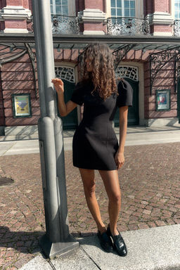 PLEATED SHORT DRESS WITH POCKETS