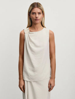 Блузка-топ с декоративной брошью из вискозы / Zarina  фото 3