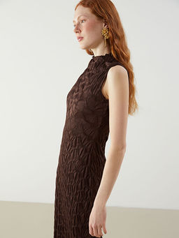 Dik Yaka Kendinden Desenli Elbise