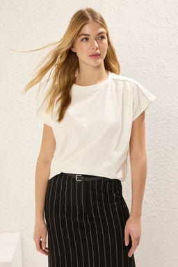 TRENDYOLMILLA Ekru %100 Pamuk Regular/Normal Kal?p Serit Aksesuar Detayl? Orme T-Shirt TWOSS25TS00053 фото 2