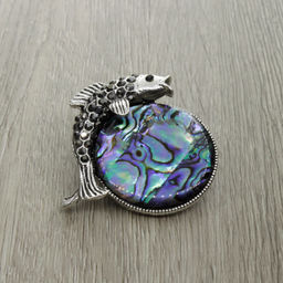 Брошь "Волшебная рыбка" со вставкой из гелиотиса и ювелирного сплава