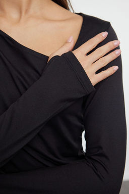 Trendyolmilla Siyah Soft Touch/Yumusak Kumas Fitted/Vucuda Oturan Asimetrik Yaka Esnek Orme Bluz TWOAW25BZ00122  фото 4