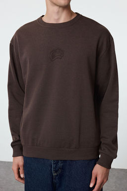 TRENDYOL MAN Koyu Kahverengi Oversize/Genis Kesim Kabartma Yaz? Bask?l? Ici Polarl? Sweatshirt TMNAW25SW00053 - Trendyolmilla фото 8