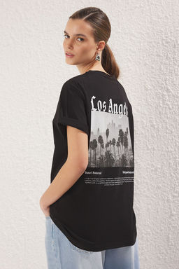 TRENDYOLMILLA Siyah S?rt Bask?l? Oversize/Genis Kal?p Orme T-Shirt TWOSS25TS00139