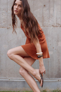 Vestido evas? de sat?n