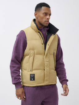 Жилет мужской утепленный спортивный бежевого цвета 15326B